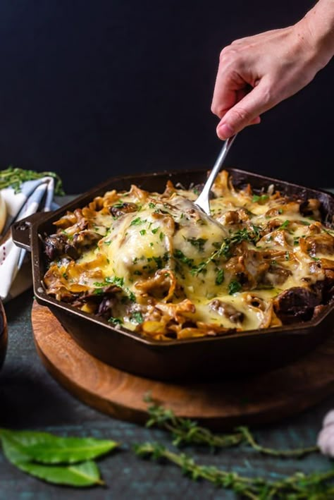 French Onion Beef Stroganoff. This spin on French Onion Soup is hearty, comforting, and perfect for family dinners. It features tender beef steak, caramelized onions, mushrooms (if you like them!), egg noodles, rich beef gravy, and of course, plenty of delicious melted cheese. | hostthetoast.com Stroganoff Recipes, French Onion Beef, Crispy Oven Fried Chicken, Beef Food Recipes, Breakfast Cooking, Recipes Steak, Beef Dinners, Stroganoff Recipe, Fall Dinner Recipes