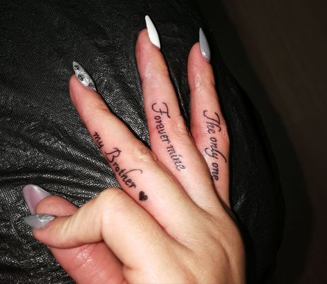 Words On Fingers Tattoo, Finger Name Tattoos, Name Tattoo Finger, Finger Name Tattoo, Name Finger Tattoo, Animal Design Tattoo, Arrow Tattoos For Women, Cute Finger Tattoos, Names Tattoos For Men