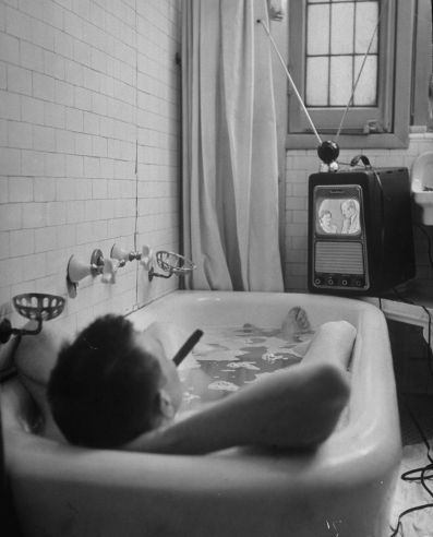 Writer Russell Finch enjoys a smoke, a bath and a TV show in 1948. John Bennett, Vintage Bathtub, Alfred Eisenstaedt, Television Set, Charm School, Man Standing, Life Pictures, Photography Wall, Picture Collection