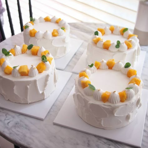 Fruit Cake Design, Fresh Fruit Cake, Pastry Design, Birthday Cake Decorating Ideas, The Cheesecake Factory, Cake Cafe, Mango Cake, Peach Cake, Simple Cake Designs