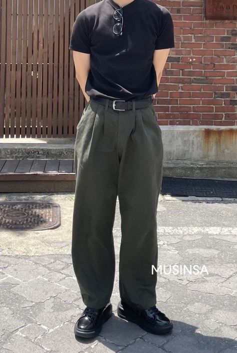 black shoes, green pants, black belt, black shirt, outfit ideas, baggy clothes, outfit inspo, fashion Outfit Ideas Baggy Clothes, Black Shirt Outfit Ideas, Black Baggy Pants Outfit, Black And Green Outfit, Black Belt Outfit, Outfit Ideas Baggy, Baggy Pants For Men, Style Baggy Pants, Black Shirt Outfit