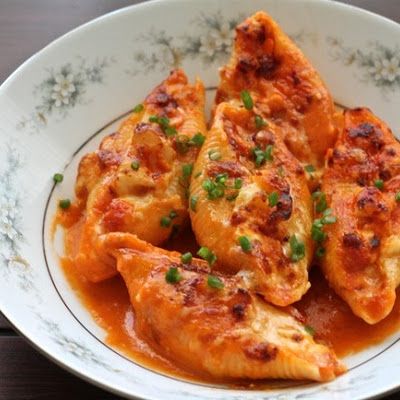 Lobster Stuffed Shells @keyingredient #cheese #cheddar #tomatoes Shell Recipes, Pasta Tomato, Spinach Stuffed Shells, Lobster Pasta, Stuffed Pasta, Recipes Meat, Easy Tomato Sauce, Pasta Shells, Stuffed Shells Recipe