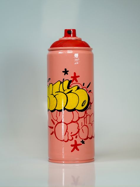 Hand Holding Spray Can, Throwup Graffiti, Graffiti Can, Graffiti Spray Can, Box Bag Packaging, Spray Paint Cans, Graffiti Street Art, Graffiti Style Art, Graffiti Murals