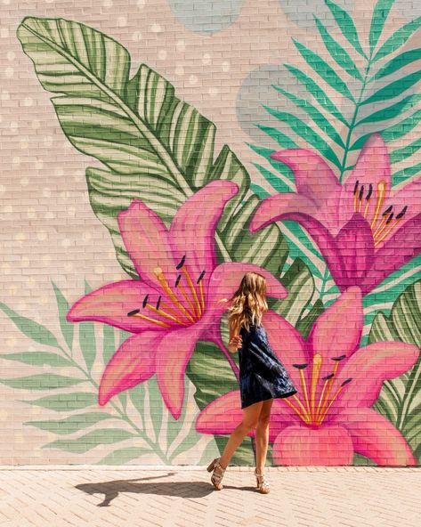 Mural Art Tropical, Mural Art Ideas Inspiration, Mural Design Wall, Colorful Mural Wall, Outdoor Wall Mural, Canvas Drawings For Beginners, Mexican Mural Art, Garden Wall Painting, Outdoor Mural Ideas