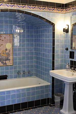 Cheviot Hills bath with original blue terra cotta tile. Accent tile trim. Shared by misscandydarling Art Deco Bathrooms, Tiled Bathroom, Art Deco Bathroom, Retro Bathrooms, Deco Bathroom, Spanish Style Homes, Vintage Bathrooms, Vintage Tile, Bad Design