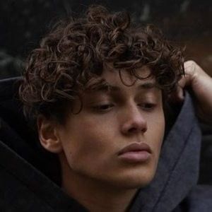 Bene Schulz, Brown Hair Male, Super Curly Hair, Men's Curly Hairstyles, Mens Hairstyles Curly, Curly Fringe, Cinnamon Hair, Dark Curly Hair, Brown Hair Men