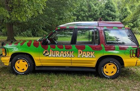 Jurassic Park 1992 Ford Explorer Jurassic Park Car, Famous Movie Cars, House Pic, Jurassic Park Birthday Party, Jurassic Park Toys, Car Reference, Auto Ford, Jurassic Park Birthday, Park Project