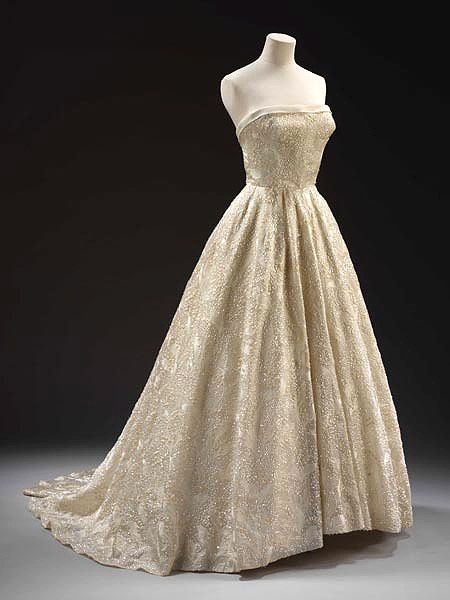 'Les Muguets' (Lily of the Valley) evening dress by Hubert de Givenchy. Paris 1955. Mode Retro, Ellie Saab, A Line Prom Dresses, Vintage Gowns, Vestidos Prom, Vintage Couture, Vestidos Vintage, Evening Gowns Formal, Gorgeous Gowns