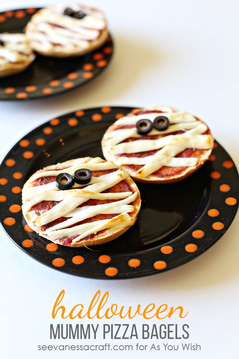 Halloween Pizza Bagels, Bagel Pizza Recipe, Mummy Pizza, Pizza Bagel, Day After Halloween, Halloween Deserts, Bagels Recipe, Halloween Tea Party, Halloween Pizza