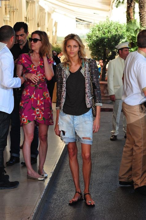 Boyfriend shorts and skinny legs Shorts Street Style, Look Con Short, Walking Down The Street, Anja Rubik, Embellished Jacket, Boyfriend Shorts, Chic Outfit, Womens Fashion Trends, Fashion Street