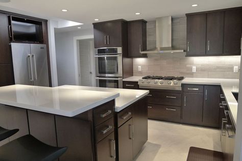 Modern dark cabinet and white counter kitchen with porcelain tile floors Floor Desks, Kitchen With Dark Cabinets, White Kitchen Floor, Kitchen Cabinets And Flooring, White Tile Kitchen Floor, Tile Decoration, Dark Grey Kitchen Cabinets, Backsplash With Dark Cabinets, Trendy Kitchen Tile