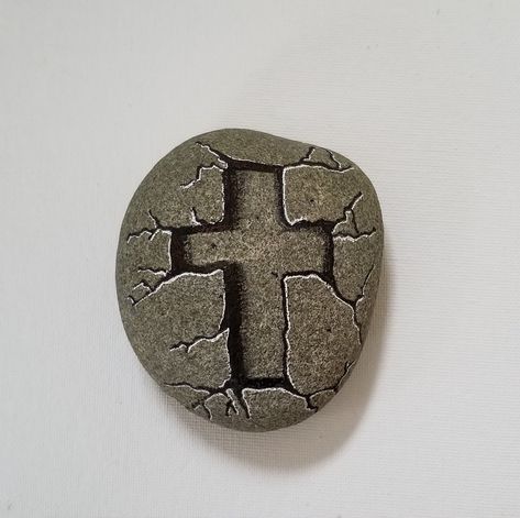 Painted Rock With Cross, Cross Painted Rocks, Stone Carving Sculpture, Easter Paintings, Garden Rock Art, Stone Art Painting, Christian Crafts, Painted Rocks Diy, Rock Painting Ideas Easy