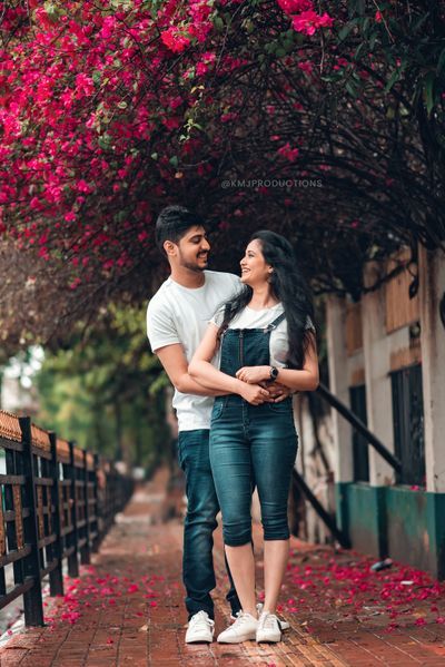 Photo By KMJ Productions - Photographers Couple Preshoot Poses, Wedding Preshoot Outfits, Couple Pose Prewedding, Couple Prewedding Poses, Outdoor Prewedding Photography, Couple Pose Outdoor, Couples Outdoor Poses, Prewedding Poses Outdoor, Prewedding Photography Pose