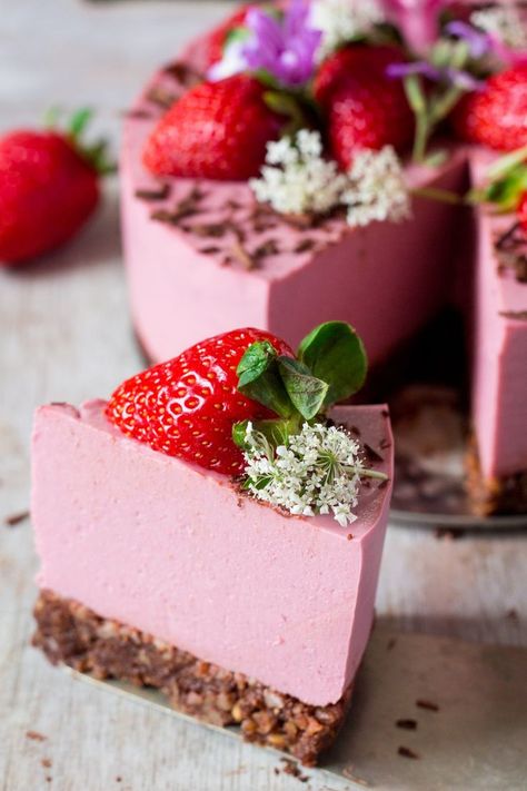 Raw vegan oil free strawberry cheesecake | A delicious addition to any dinner! Recipes With Strawberries, Tarte Vegan, Patisserie Vegan, Philadelphia Torte, Raw Cake, Vegan Cheesecake, Desserts Vegan, Raw Desserts, Savory Vegan