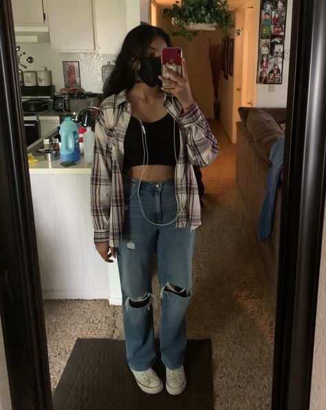 Cute Fits With Baggy Jeans, Flannel And Baggy Jeans Outfit, Outfits With Baggy Ripped Jeans, Flannel Baggy Jeans Outfit, Skatergirl Aesthetic Outfits, Ripped Jeans Outfit Aesthetic, Baggy Flannel Outfit, Aesthetic Baggy Outfit, Baggy Ripped Jeans Outfit