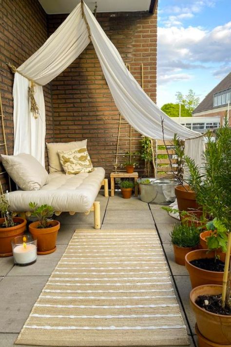 DIY balcony canopy Balcony Shade, Balcony Ideas Apartment Small, Balcony Privacy, Diy Balcony, Balcony Ideas Apartment Outdoor, Diy Canopy, Apartment Small, Apartment Plants, Small Balcony Design