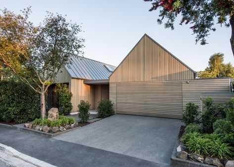 Case Ornsby completes cedar-clad house in Christchurch Waiheke House, Gable House, Cedar Cladding, Street House, Timber Cladding, Shed Homes, Modern Barn, Barn Style, Facade House