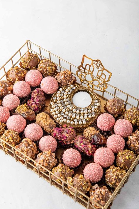 Sweetmeat Trays Indian Wedding, Diwali Dessert Hampers, Diwali Chocolate Hampers, Chocolate Tray Decoration Wedding, Chocolate Tray Decoration, Diwali Hampers Ideas, Diwali Platter, Rakshabandhan Hampers, Diwali Chocolates