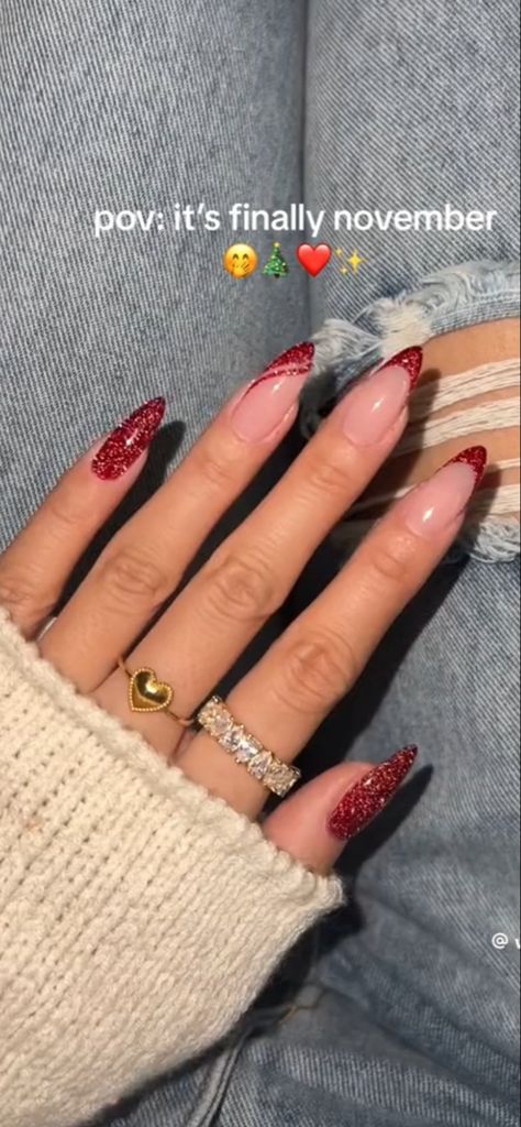 Christmas Nails Glitter, Red And Gold Nails, Red Nails Glitter, Almond Acrylic, Body Decor, Simple Acrylic Nails, Oval Nails, Xmas Nails, Pretty Acrylic Nails