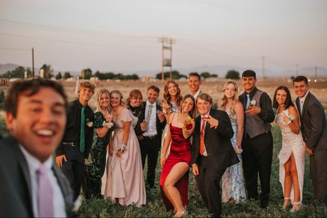 Cute Prom Group Pictures, Prom Large Group Poses, Homecoming Group Pictures Ideas, Prom Picture Poses For Big Groups, Group Prom Photoshoot, Group Poses For Prom, Big Prom Group Pictures, Prom Poses Group Shots, Prom Pictures Friends Group Shots