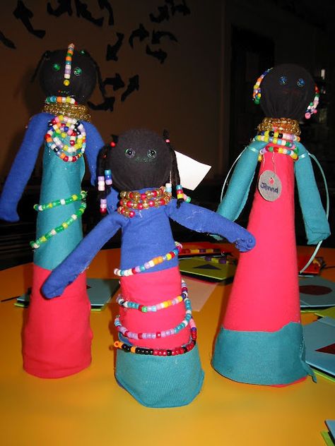 ndebele dolls - easy to make with a few crafting materials Ndebele Houses, Ndebele Dolls, Feb Calendar, Diversity Art, African Doll, African Art Projects, Africa Continent, Making Dolls, African Dolls