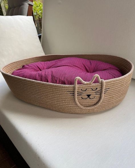 Jute Bags Design, Clothesline Basket, Diy Rope Basket, Rope Projects, Cat House Diy, Wire Jewelery, Rope Decor, Jute Basket, Macrame Wall Hanging Patterns