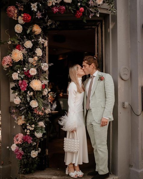 Modern love stories on the streets of Chelsea London. This cool wedding couple had their ceremony at Chelsea Old Town Hall before heading to local restaurant The Phene for their intimate wedding reception. Chelsea Town Hall Wedding, Town Hall Wedding, Cool City, City Wedding Venues, Chelsea Wedding, Unique Wedding Venue, Intimate Wedding Reception, London Wedding Venues, Smallest Wedding Venue