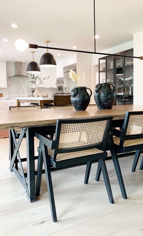 Kitchen Counter Inspiration, Black Dining Room Table, Black And White Dining Room, Homeschool Room Design, Best Dining Room, Dining Room Design Ideas, Chic Dining Room, Modern Rustic Decor, Sepang