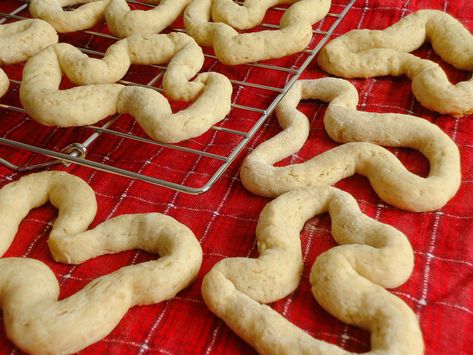 Raivas (Portuguese Cinnamon Cookies) Easy Portuguese Recipes, Cinnamon Cookies Recipe, Cinnamon Cookies Recipes, Butter Cookies Easy, Portuguese Style, Portuguese Desserts, Goan Recipes, Christmas Baking Recipes, Coconut Pudding