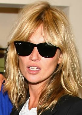 #KateMoss wearing #classic #RayBan Wayfarer #sunglasses ... Ray Ban Wayfarer Outfit, Raybans On Woman, Wayfarer Aesthetic, Rayban Wayfarer Women Outfit, Wayfarer Sunglasses Outfit, Rey Ban Sunglasses, Rayban Sunglasses For Women, Ray Ban Wayfarer Women, Rayban Wayfarer Sunglasses