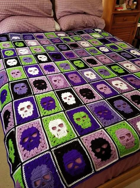 Crochet Pour Halloween, Skull Blanket, Crochet Skull, Goth Decor, Blanket Patterns, Fun Crochet Projects, Halloween Crochet, Diy Crochet Projects, Diy Couture