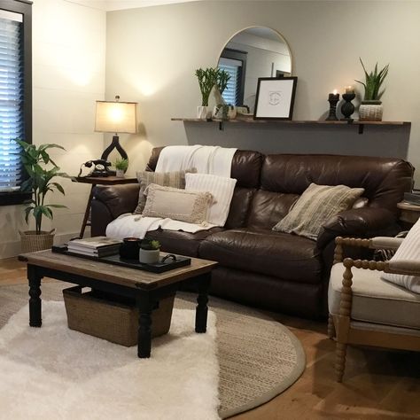 Living Room Leather Couch Dark Brown, Decor To Go With Brown Couches, Creme Brown Black Living Room, Black And Brown Couch Living Room, Apartment Living Room Decor Ideas Brown Dark Couch, Living Room Designs Dark Leather Couch, Contemporary Living Room Brown Couch, Dark Brown Leather Couch Decor Ideas, Dark Brown Couch Living Room Ideas Color Schemes