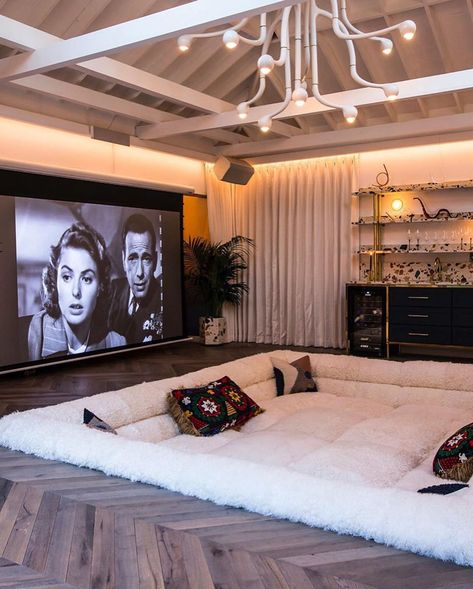 Modern Conversation Pit, Home Cinema Room, Cinema Room, Teenage Bedroom, Home Cinema, Style Deco, Home Cinemas, A Living Room, Aesthetic Room Decor