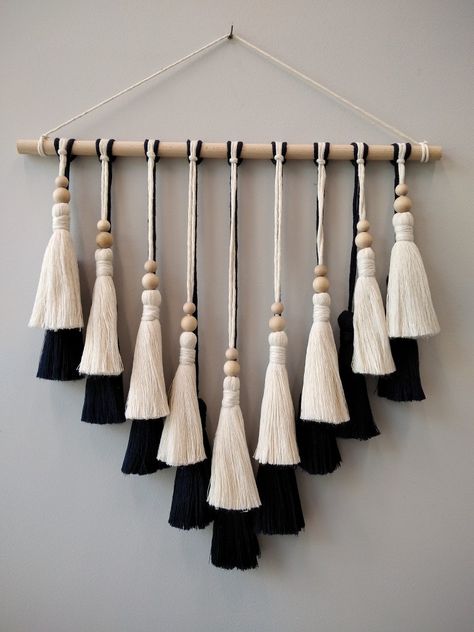 Diy Wall Hanging Yarn, Simpul Makrame, Pola Macrame, Boho Crafts Diy, Plants Ideas, Shelves Diy, Paper Wall Hanging, Macrame Wall Hanging Diy, Macrame Wall Hanging Patterns