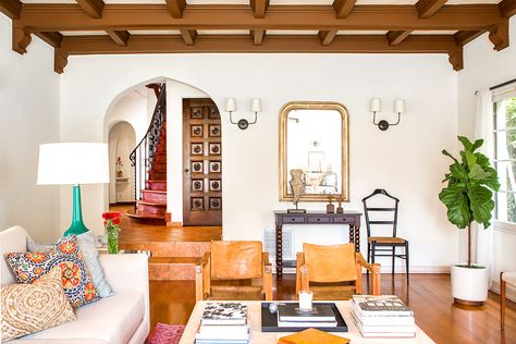 Neutral, bohemian living room with leather armchairs, indoor plant, exposed ceiling beams and green lamp Palm Springs Living Room, Old School Hollywood, Living Room Design Boho, Dining Room Accent Wall, Living Room Vintage, Dining Room Accents, Room Accent Wall, Mediterranean Home Decor, Spanish Style Home