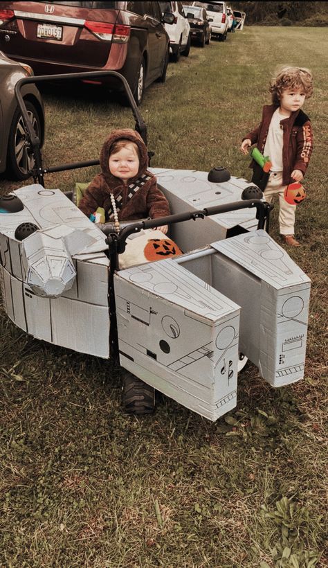 Star Wars Wagon Halloween, Starwars Family Costumes With Baby, Starwars Family Costumes Halloween, Diy Millenium Falcon, Halloween Wagon Ideas, Halloween Wagon, Stroller Halloween Costumes, Wagon Halloween Costumes, Star Wars Family Costumes