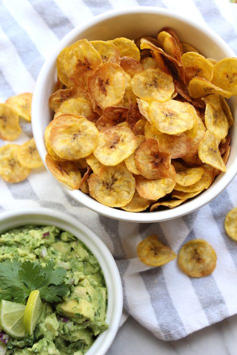 Baked Plantain Chips, Baked Plantains, Baking With Coconut Oil, Spicy Guacamole, Holistic Recipes, Plantain Chips, Crunchy Snack, Course Meal, Baked Fruit