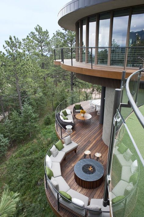 Thinking outside the box: Modern home designs Pergola Design, Design Exterior, Round House, Outdoor Deck, Futurism, Design Thinking, Colorado Springs, 인테리어 디자인, Mid Century Design