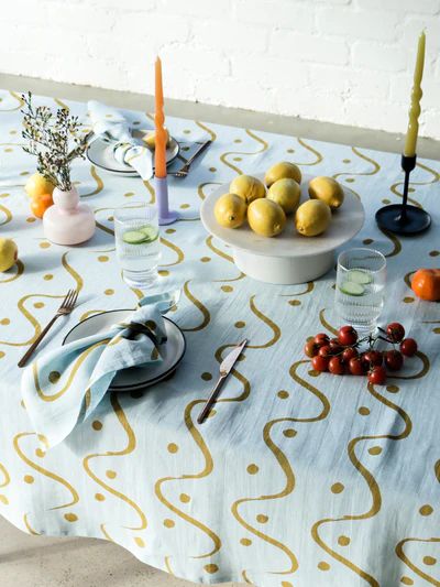 Tablecloths Tablecloth Design, Modern Tablecloths, Diy Tablecloth, Hand Painted Table, Striped Tablecloths, Me Design, Food Club, Blue Table, Dine In