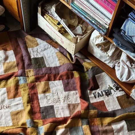 Public Library Quilts on Instagram: "Community quilt update ✨ with the help of an amazing team of embroiders I have finished the quilt top for @kinfolkarchive 📚👧🏾🕊️ This quilt is inspired by 19th century signature quilts and records the first names of Black women authors important to Ashley’s story circles with Black children, the Lil Free Bird Library. This quilt will be taken to story times at libraries, Black owned bookshops, and community centers. Add some of Ashley’s recs to your own shelves or community via the book bundle links in my bio or @thesalteaters bookshop in the US. Full reveal when I can figure out a way to take a picture of the large full quilt top without it dragging on the wet ground 🧐 #communityquilt #kinfolkarchivequilt #Blackwomenauthors #readblackauthors #child Library Quilts, Signature Quilts, Instagram Community, Free Bird, Black Children, Take A Picture, Quilt Top, Public Library, First Names