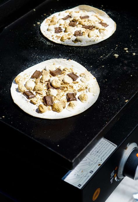 Blackstone S'mores Dessert Pizza | Best Blackstone Recipes Smores Dessert Recipes, Dessert Pizza Recipes, Smores Dessert, Blackstone Recipes, Hershey Chocolate Bar, Craving Pizza, Pizza Ingredients, Dessert Pizza, Marshmallow Fluff