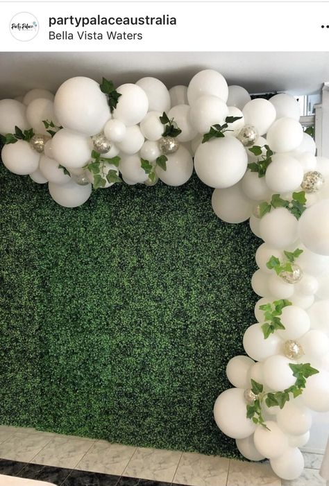 Balloon Arch Grass Wall, Grass Wall Backdrop With Flowers And Lights, Green Grass Backdrop With Balloons, Greenery Backdrop With Balloons, Baloon Wall, Engagement Party Balloons, Boxwood Backdrop, Marriage Conference, Prom Decorations