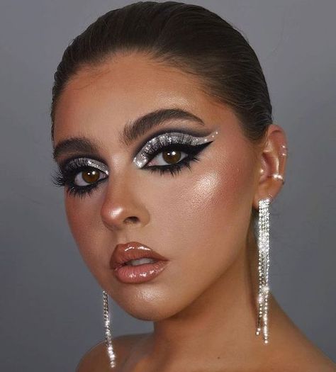 15 Glamorous Silver Christmas Makeup Ideas 2023 - Blue, Red, Tutorial, Natural, and More Glitter Rockstar Makeup, Silver Drag Makeup, Freestyle Disco Dance Makeup, Silver Christmas Makeup, Prom Editorial, Greta Mikki, Makeup Ideas 2023, Comp Makeup, Drag Brunch