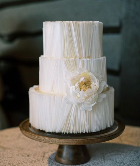 Wafer paper peony Wedding Cake Peonies, Paper Peony, Wafer Paper Cake, White Cakes, Modern Cakes, Paper Wedding, Wedding Cake Stands, Modern Wedding Cake, White Wedding Cake