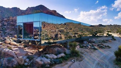 You can follow in the footsteps of Demi Lovato and other celebrities by renting this luxury modern desert getaway that's adjacent to Joshua Tree National Park, in Southern California. Invisible House, Beautiful California, Mirror House, Norman Foster, Frank Gehry, Desert Homes, High Desert, New York Art, Joshua Tree National Park