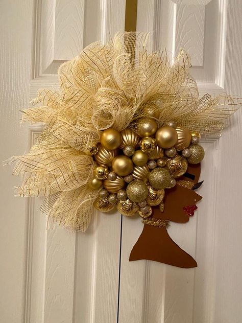 Mannequin Decor, African Christmas, Diy Floral Wreath, Pretty Christmas Decorations, Deco Ballon, Black Wreath, African Inspired Decor, Deco Mesh Wreaths Diy, African Crafts