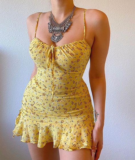 PALM HILLS BOUTIQUE compartió una foto en Instagram: "Spring vibes, Alondra dress in yellow✨💗🔥🌸 Sizes S-L available now!  Shop now & use code PHBABE for…" • Mira 137 fotos y videos en su perfil. Spaghetti Strap Mini Dress, Body Con Dress, Backless Mini Dress, Vestidos Vintage, Mua Sắm, Mini Dresses Summer, Outfit Casual, Floral Mini Dress, Bodycon Mini Dress