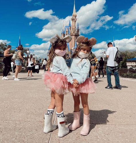 Disneyland Outfit Ideas, Madison Fisher, Disney Family Outfits, Fisher Family, Disney Fits, Taytum And Oakley, Theme Park Outfits, Sisters Photoshoot Poses, Aesthetic Baby