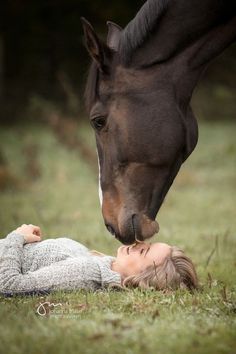 Senior Horse Photography, Themed App Icons, Equestrian Photoshoot, Horse Photoshoot Ideas, Equine Photography Poses, Horse Senior Pictures, Horse Photography Poses, Person Photography, Pictures With Horses