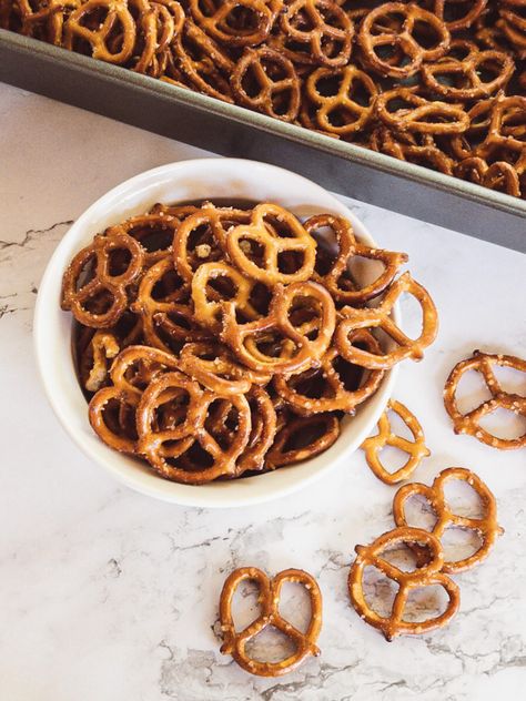 Spicy Seasoned Pretzels Recipe, Toffee Pretzels, How To Make Toffee, Seasoned Pretzels, Pretzel Toffee, Pretzel Treats, Homemade Pretzels, Toffee Sauce, Muddy Buddies